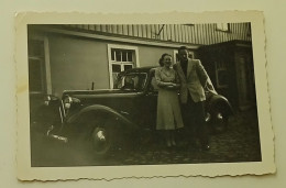 A Woman And A Man At The Citroën Traction Avant Car - Automobiles