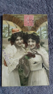 CPA FANTAISIE FEMMES GRANDE RESSEMBLANCE JUMELLES ? GRAPPE DE RAISIN 1907 - Femmes