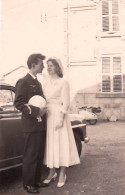 Petite Photo -   1957 - DOMEVRE  Sur VEZOUZE (54 ) - Les Mariés Devant La Mairie - Lugares