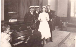 Petite Photo -   1957 - DOMEVRE  Sur VEZOUZE (54 ) -  Dans La Salle Des Fetes - Devant La Scene , Petits Pas De Samba - Places