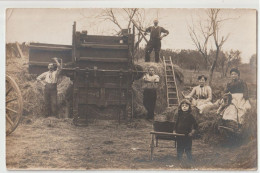 CARTE PHOTO - MOISSON - BATTEUSE - BATTAGE AVEC UNE MANIVELLE POUR SEPARER GRAIN & PAILLE - ECRITE ENTRE 1914 & 1918 - - Landwirtschaftl. Anbau