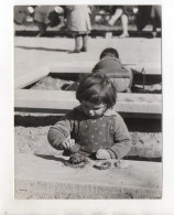 F6256/ Mädchen Kind Spielt In Der Sandkiste Foto Ca.1955 19,5 X 15 Cm - Non Classés