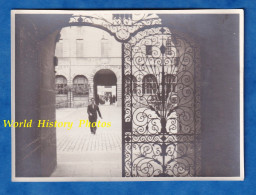 Photo Ancienne Snapshot - Beau Batiment à Situer - Grille Ancienne , Fer Forgé ? Voir Zoom - Décor Déco - Cour Maison - Places