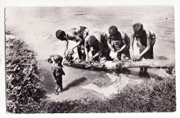 07860 / ⭐ Senegal Les LAVANDIERES Scene Type Afrique NOIRE Femmes Et Bébé Laveuses De Riviere Ethnic 1960s HOA-QUI 2367 - Sénégal