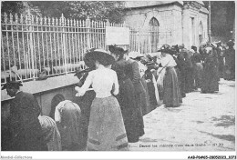 AABP6-65-0514 - LOURDES - Devant Les Robinets D'Eau De La Grotte - Lourdes