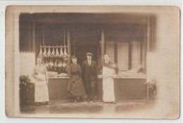 CARTE PHOTO ECRITE 1917 - BOUCHERS AVEC TABLIER DEVANT UNE BOUCHERIE - QUARTIERS DE VIANDE - GIGOT ET GIBIER -z R/V Z- - Magasins