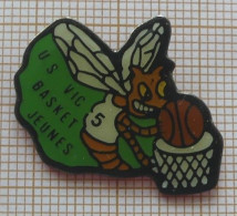 PAT14950 US VIC BASKET JEUNES VIC LE COMTE ABEILLE GUEPE FRELON Dpt 63 PUY DE DÔME - Baloncesto