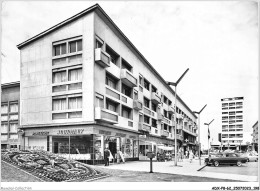 ADXP8-62-0740 - CALAIS - L'horloge Florale Et L'avenue De La Mer - Calais