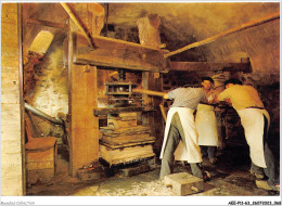 AEEP11-63-0887 - Musée Historique Du Papier - Moulin Richard De Bas - AMBERT - Le Pressage Des Feuilles Blanches  - Ambert