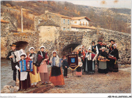 AEEP8-63-0687 - BOURREE YSSOIRIENNE - ISSOIRE - Les Musiciens Sur Les Bords De La Couze Pavin Au Pont De Saurier  - Issoire