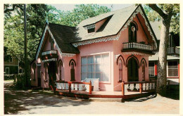 73881150 Oak_Bluffs_Massachusetts_USA A Typical Gingerbread Cottage - Autres & Non Classés