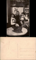 Ansichtskarte  Männer Und Frauen In TRacht Und Uniform Im Gasthaus 1918 - Da Identificare