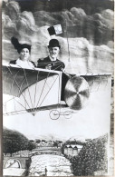 C. P. A. Photo : 07 : VALS LES BAINS : Portrait D'un Couple Dans Un Avion Dessiné, Drapeau "AERODROME DE VALS LES BAINS" - Vals Les Bains