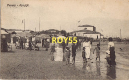 Marche-pesaro Spiaggia Animatissima Bella Veduta Bagnanti Con Costumi D'epoca Ombrelloni Cabine Anni 20 (f.picc.v.retro) - Pesaro