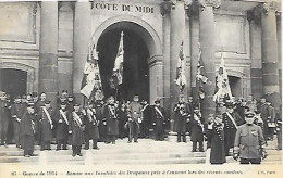 CPA Paris Guerre 1914 Remise Aux Invalides Des Drapeaux Pris à L'ennemi Lors De Recents Combats - Paris (07)