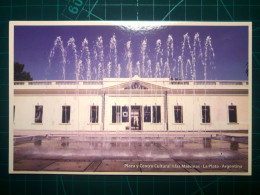 ARGENTINE, Carte Postale Avec Vue Sur La Place Et Le Centre Culturel "Islas Malvinas" De La Ville De La Plata, Province - Argentine