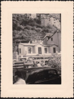 Jolie Photo Animée De Gens Et Autobus Autocar Au Pied De Touët Sur Var, Alpes Maritimes, Voitures, 1951, 8,2 X 11 Cm - Places