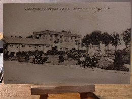 FRANCE. PAROS. LE-BOURGET. AÉRODROME. AIRPORT.  Avec Personnages. Le Jardin Des As. - Aeródromos