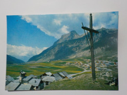 CEILLAC EN QUEYRAS  Calvaire Dominant Le Vieux Village A Droite Le Village Neuf De L'Ochette - Autres & Non Classés