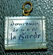 Pendentif Médaille Religieuse Nacre Début XXe Avec Vue De Stanhope "Notre-Dame De La Garde - Marseille" Religious Medal - Religion & Esotérisme