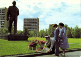 CPA Kosmosflug UdSSR DDR, Sigmund Jähn Mit Frau Und Tochter, Gagarin Denkmal Swjosdny Gorodok - Personnages Historiques