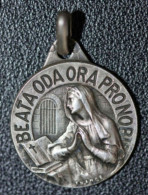 Pendentif Médaille Religieuse Années 20 Argent 800 "Sainte Ode De Brabant" Grav. Karo - Silver Religious Medal - Religión & Esoterismo