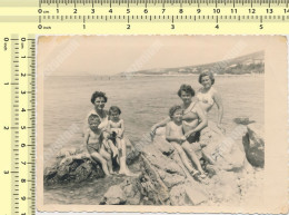 REAL PHOTO Swimsuit Women And Kids, Girls And Boy On Beach -  Femmes Fillettes Garcon Plage  VINTAGE SNAPSHOT - Anonymous Persons