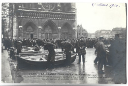 PARIS - La Grande Crue De Paris Janvier 1910 - Arrivée Sur Le Parvis Notre-Dame De Bateaux "Bertbon" - Paris (04)