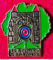 SUPER PIN'S TIR à L'ARC : LES ARCHERS De La VALLEE, émail Cloisonné Base Or, Format 2,4X2,5cm - Tiro Al Arco