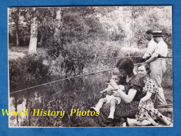 Photo Ancienne Snapshot - Beau Portrait De Famille à La Pêche -vers 1920 - Homme Pêcheur Canne à Pêche Bébé Enfant Robe - Sports