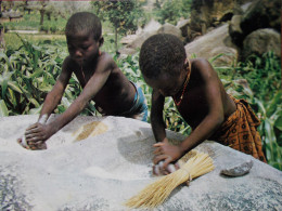 CAMEROUN - MOKOLO - Petites Et Courageuses. (Enfants) - Cameroun