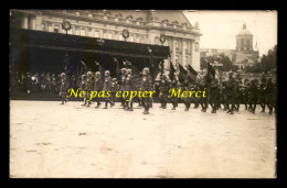 BELGIQUE - BRUXELLES - DEFILE MILITAIRE DEVANT LE PALAIS ROYALE - CARTE PHOTO ORIGINALE - Festivals, Events