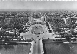 CPSM Paris....en Flânant-Palais De Chaillot-Timbre      L2866 - Autres Monuments, édifices