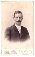 Fotografie Otto Mayer, Dresden, Pragerstr. 38, Portrait Herr Im Anzug Mit Kaiser Wilhelm Bart Und Brille  - Personnes Anonymes