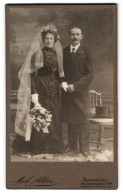 Fotografie Mich. Alber, Augsburg, Jesuitengasse 414, Portrait Brautpaar Im Schwarzen Kleid Mit Schleier Und Anzug  - Persone Anonimi