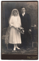 Fotografie Albert Rothlauf, Donauwörth, Portrait Ehepaar Im Hochzeitskleid Und Anzug Mit Zylinder  - Persone Anonimi
