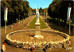 24-4-2024 (2 Z 53) France - Lourdes (Statue De La Vierge Couronnée) - Vierge Marie & Madones