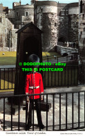 R483662 Guardsman Outside Tower Of London. John Hinde - Altri & Non Classificati