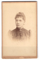 Fotografie Carl Ruf, Karlsruhe, Amalienstrasse 26, Frau Mit Brosche Am Kragen  - Anonymous Persons