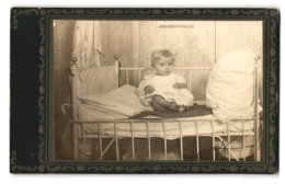 Fotografie Unbekannter Fotograf Und Ort, Portrait Kleiner Knabe Jonny Im Kinderbettchen Posiert Für Kamera  - Personnes Anonymes