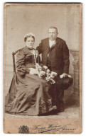 Fotografie Franz Werner, München, Schwanthalerstr. 1, Portrait Brautleute Im Schwarzen Kleid Und Anzug  - Anonyme Personen