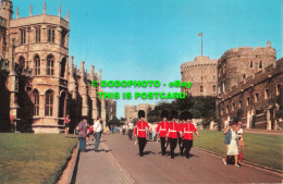 R483746 Windsor. Grenadier Guards Passing St. George Chapel. The Photographic Gr - Monde