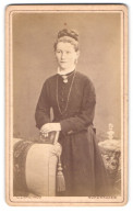 Fotografie C. L. Nauhaus, Nordhausen, Mittelstr. 12, Junge Dame Im Dunklen Kleid Mit Kette Und Hochgestecktem Zopf  - Anonymous Persons