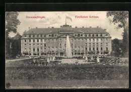 AK Donaueschingen, Fürstliches Schloss Mit Fontäne  - Donaueschingen