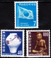 KOREA SOUTH 1969 Definitive: Flag And Art Treasures. 7 40 100(W), 3v, MNH - Porselein