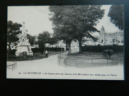 LA ROCHELLE                           LE SQUARE PRIS DES BASSINS ET LE MONUMENT AUX MORTS POUR LA PATRIE - La Rochelle