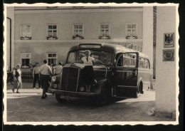 Fotografie Bus Mercedes Benz, Reisebus, Omnibus Mit Kennzeichen AB04-5217 Vor Einem Postamt  - Cars