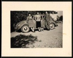 Fotografie Auto VW Käfer, Stolze Familie Nebst Volkswagen  - Cars