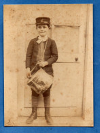 Photo Ancienne Collée Sur Carton Enfant Au Tambour ( Fanfare ? ) Format 12,5cm X 17cm - Anonymous Persons