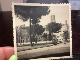 Photo Snapshot 1930 40 ITALIE Italie Rome Itali Marché De Trajan Enfants, Qui Jouent Par Terre Une Femme Assis Sur Des B - Places